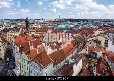 Prager Stadtbild mit roten Dächern und historischen Gebäuden. Stockfoto