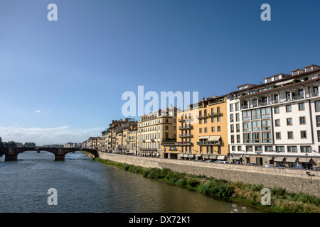 Mittelalterliche Gebäude am Fluss Arno, Florenz, Italien Stockfoto