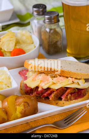 St. Patricks Day Reuben Sandwich mit Corned Beef, Sauer Kraut, Schweizer Käse und russischen Dressing auf Roggenbrot Stockfoto