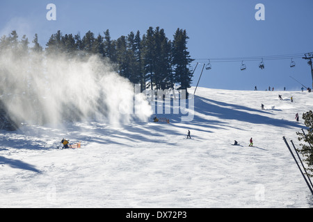 Beschneiung Spritzen Schnee auf der Piste für Mountain-Fahrer Stockfoto