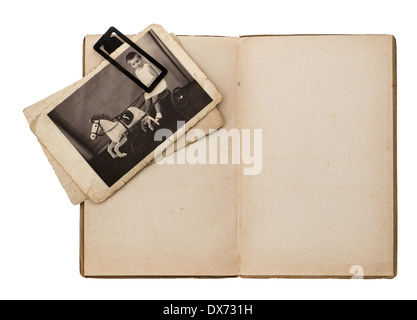offene alte Buch mit Retro-Baby Bild isoliert auf weißem Hintergrund Stockfoto