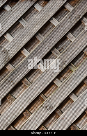 Holzzaun-Verkleidung, Diagonalen Formen Landschaft Seite beleuchtet. Stockfoto