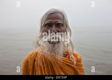 Mann in Varanasi, die deren Arbeit Menschen entlang des Flusses Gange für den Besuch der verschiedenen Ghats trug. Stockfoto