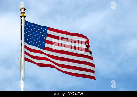 Amerikanische Flagge zeigen uns Stars and Stripes wehen im wind Stockfoto
