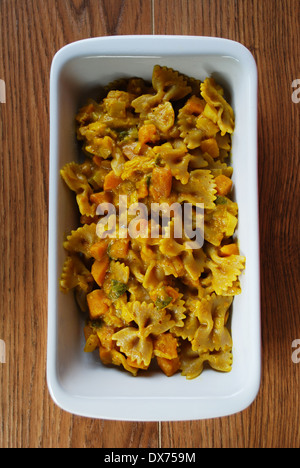 Vollkorn-Pasta mit Kürbis, Lauch, Salbei und Kurkuma Stockfoto