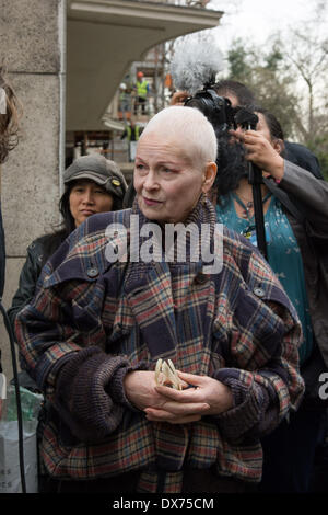 London, UK. 19. März 2014.  Mode-Designerin Vivienne Westwood hat einen Auftritt in Unterstützung im Support, wie Anti-Fracking Demonstranten einen Protest in London zu co-Incide mit Shale Gas Forum, eine kommerzielle Fracking-Branchen-Event inszenieren. Kommerzielle Ausbeutung von Shale Gaslagerstätten von "Fracking" hat mit Protest Gruß Explorationsbohrungen in vielen Standorten in ganz Großbritannien umstritten in Großbritannien bewährt. Bildnachweis: Patricia Phillips/Alamy Live-Nachrichten Stockfoto