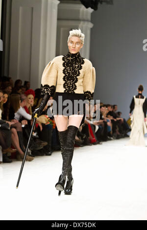 Kiew, Ukraine. 18. März 2014. Ein Modell stellt eine Kreation von ukrainischen Designer Andre Tan während der Ukrainian Fashion Week in Kiew, am 18. März 2014. Sergii Kharchenko/NurPhoto/ZUMAPRESS.com/Alamy © Live-Nachrichten Stockfoto