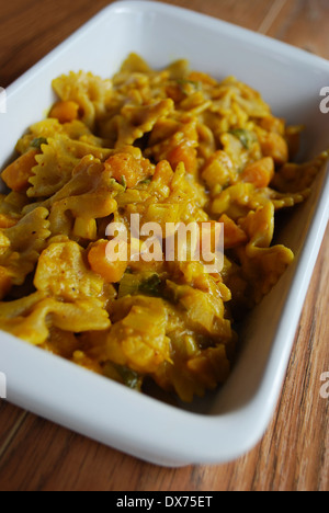 Vollkorn-Pasta mit Kürbis, Lauch, Salbei und Kurkuma Stockfoto