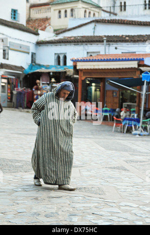 Traditionellen marokkanischen Mann tragen ein Djellaba zu Fuß in die Stadt Chefchaouen, Marokko Stockfoto