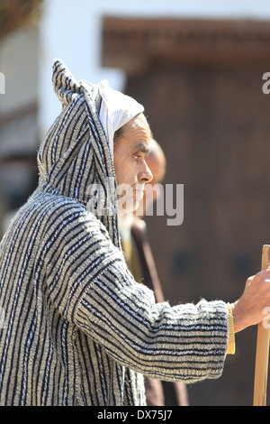 Traditionellen marokkanischen Mann tragen ein Djellaba zu Fuß in die Stadt Chefchaouen, Marokko Stockfoto