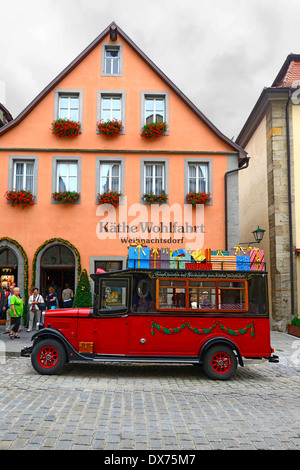 Wohlfahrt rot Geschenk LKW Rothenburg Deutschland DE Franken Bayern Stockfoto