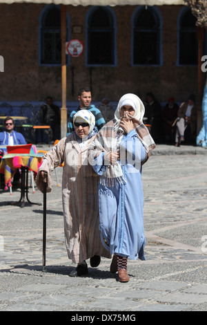 Alte Frauen tragen traditionelle Kleidung in Chefchaouen, Marokko Stockfoto