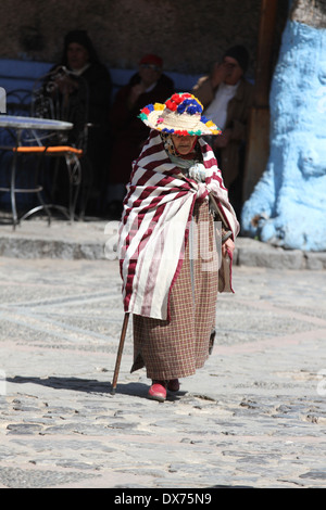 Alte Frauen tragen traditionelle Kleidung in Chefchaouen, Marokko Stockfoto