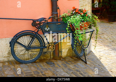 Fahrrad mit Blumen im Korb Rothenburg Deutschland DE Franken Bayern Stockfoto