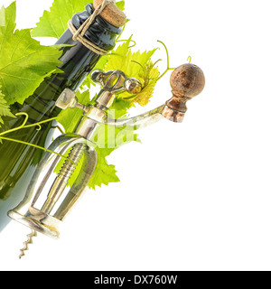 Flasche Wein mit Korkenzieher und Wein hinterlässt auf weißem Hintergrund Stockfoto