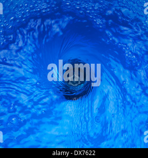 Stecker Loch Wasser mit Vortex-Effekt Stockfoto