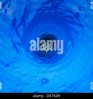Stecker Loch Wasser mit Vortex-Effekt Stockfoto