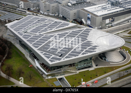 Sonnenkollektoren auf dem Dach der BMW Welt und BMW Welt, München mit dem BMW Werk hinter. Stockfoto