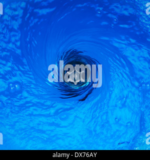 Stecker Loch Wasser mit Vortex-Effekt Stockfoto