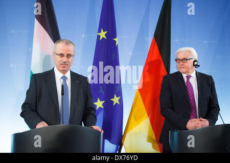 Berlin, Deutschland. 19. März 2014. Außenminister Steinmeier begrüßt der Ministerpräsident der palästinensischen Autonomiebehörde, Rami Hamdallah, im Ministerium für auswärtige Angelegenheiten. Hauptthemen des Treffens sind die aktuellen internationalen Bemühungen des Nahost-Konflikts sowie Deutschlands Unterstützung für den Aufbau staatlicher Strukturen in den Palästina-Gebieten niederzulassen. Das Gespräch findet zu Beginn der 3. Konferenz des Deutschen Palästina-Lenkungsausschusses realisiert im Ministerium für auswärtige Angelegenheiten in Berlin. / Bild: (3. Konferenz des Deutschen Palästina Lenkung C Stockfoto