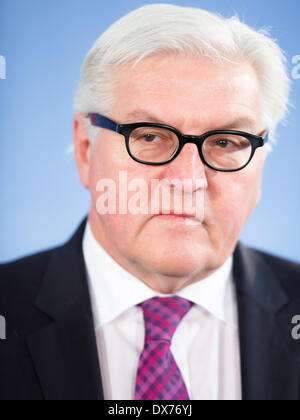 Berlin, Deutschland. 19. März 2014. Außenminister Steinmeier begrüßt der Ministerpräsident der palästinensischen Autonomiebehörde, Rami Hamdallah, im Ministerium für auswärtige Angelegenheiten. Hauptthemen des Treffens sind die aktuellen internationalen Bemühungen des Nahost-Konflikts sowie Deutschlands Unterstützung für den Aufbau staatlicher Strukturen in den Palästina-Gebieten niederzulassen. Das Gespräch findet zu Beginn der 3. Konferenz des Deutschen Palästina-Lenkungsausschusses realisiert im Ministerium für auswärtige Angelegenheiten in Berlin. / Bild: (3. Konferenz des Deutschen Palästina Lenkung C Stockfoto