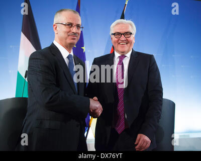 Berlin, Deutschland. 19. März 2014. Außenminister Steinmeier begrüßt der Ministerpräsident der palästinensischen Autonomiebehörde, Rami Hamdallah, im Ministerium für auswärtige Angelegenheiten. Hauptthemen des Treffens sind die aktuellen internationalen Bemühungen des Nahost-Konflikts sowie Deutschlands Unterstützung für den Aufbau staatlicher Strukturen in den Palästina-Gebieten niederzulassen. Das Gespräch findet zu Beginn der 3. Konferenz des Deutschen Palästina-Lenkungsausschusses realisiert im Ministerium für auswärtige Angelegenheiten in Berlin. / Bild: (3. Konferenz des Deutschen Palästina Lenkung C Stockfoto