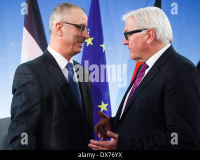 Berlin, Deutschland. 19. März 2014. Außenminister Steinmeier begrüßt der Ministerpräsident der palästinensischen Autonomiebehörde, Rami Hamdallah, im Ministerium für auswärtige Angelegenheiten. Hauptthemen des Treffens sind die aktuellen internationalen Bemühungen des Nahost-Konflikts sowie Deutschlands Unterstützung für den Aufbau staatlicher Strukturen in den Palästina-Gebieten niederzulassen. Das Gespräch findet zu Beginn der 3. Konferenz des Deutschen Palästina-Lenkungsausschusses realisiert im Ministerium für auswärtige Angelegenheiten in Berlin. / Bild: (3. Konferenz des Deutschen Palästina Lenkung C Stockfoto