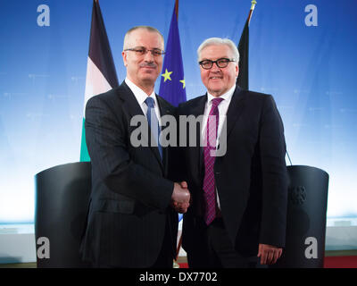 Berlin, Deutschland. 19. März 2014. Außenminister Steinmeier begrüßt der Ministerpräsident der palästinensischen Autonomiebehörde, Rami Hamdallah, im Ministerium für auswärtige Angelegenheiten. Hauptthemen des Treffens sind die aktuellen internationalen Bemühungen des Nahost-Konflikts sowie Deutschlands Unterstützung für den Aufbau staatlicher Strukturen in den Palästina-Gebieten niederzulassen. Das Gespräch findet zu Beginn der 3. Konferenz des Deutschen Palästina-Lenkungsausschusses realisiert im Ministerium für auswärtige Angelegenheiten in Berlin. / Bild: (3. Konferenz des Deutschen Palästina Lenkung C Stockfoto