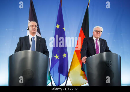 Berlin, Deutschland. 19. März 2014. Außenminister Steinmeier begrüßt der Ministerpräsident der palästinensischen Autonomiebehörde, Rami Hamdallah, im Ministerium für auswärtige Angelegenheiten. Hauptthemen des Treffens sind die aktuellen internationalen Bemühungen des Nahost-Konflikts sowie Deutschlands Unterstützung für den Aufbau staatlicher Strukturen in den Palästina-Gebieten niederzulassen. Das Gespräch findet zu Beginn der 3. Konferenz des Deutschen Palästina-Lenkungsausschusses realisiert im Ministerium für auswärtige Angelegenheiten in Berlin. / Bild: (3. Konferenz des Deutschen Palästina Lenkung C Stockfoto