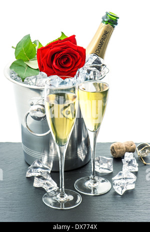 zwei Gläser, Flasche Champagner und rote rose Blume. festliches Arrangement mit Sekt Stockfoto