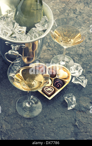 zwei Gläser, Flasche Champagner und Schokolade Pralinen-Schachtel in Herzform. Retro-Stil Bild. selektiven Fokus Stockfoto