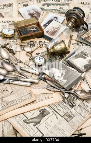 BADEN-BADEN-AUGUST 4: Antike französische und deutsche waren bereit für den Verkauf auf dem berühmten Flohmarkt in Baden-Baden, Deutschland. Stockfoto