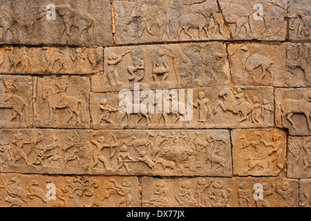 Asien, Indien, Karnataka, Hampi, Mahanavami Dibba, Wand-Schnitzereien, königliche Gehege Stockfoto