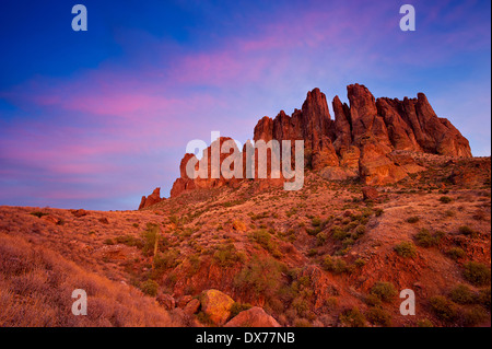 Blick auf den Superstition Mountains, Arizona, USA, Prospector Trail in der Dämmerung. Stockfoto