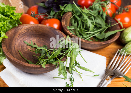 Hintergrund von Mischgemüse mit Holzschale Stockfoto