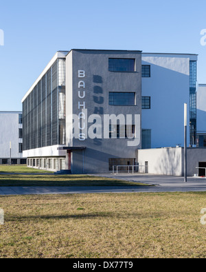 Restaurierte Bauhausgebäude Wahrzeichen, ehemaligen Wohnhaus der Schule, die moderne, in Dessau, Deutschland im März 2014 gegründet. Stockfoto
