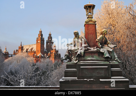 Statuen auf Kelvin Weg von Kelvingrove Park, Glasgow, Schottland, bestäubt mit Schnee und Frost. Kelvingrove Art Gallery im Hintergrund