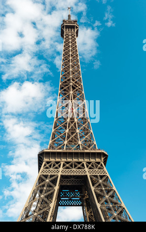 Der Eiffelturm (La Tour Eiffel) in Paris über blauen Wolkenhimmel Stockfoto