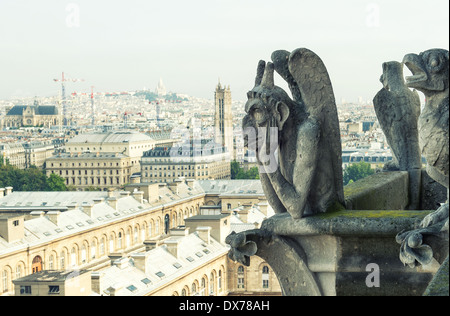 Stone Dämonen Wasserspeier Und Chimera mit Stadt Paris auf Hintergrund. Blick vom Turm der Notre-Dame. Vintage-Look-Bild Stockfoto