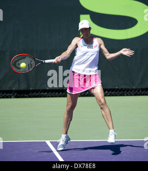 Miami, Florida, USA. 19. März 2014. Key Biscayne - 19 März: Virginie Razzano (FRA) in Aktion hier Heather Watson (GBR) in der 1. Runde der 2014 Sony Open Tennis Turnier besiegt. Rezzano gewann in zwei Sätzen, 64, 60. Bildnachweis: Andrew Patron/ZUMAPRESS.com/Alamy Live-Nachrichten Stockfoto