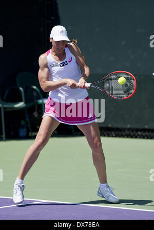 Miami, Florida, USA. 19. März 2014. Key Biscayne - 19 März: Virginie Razzano (FRA) in Aktion hier Heather Watson (GBR) in der 1. Runde der 2014 Sony Open Tennis Turnier besiegt. Bildnachweis: Andrew Patron/ZUMAPRESS.com/Alamy Live-Nachrichten Stockfoto