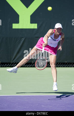 Miami, Florida, USA. 19. März 2014. Key Biscayne - 19 März: Virginie Razzano (FRA) in Aktion hier Heather Watson (GBR) in der 1. Runde der 2014 Sony Open Tennis Turnier besiegt. Rezzano gewann in zwei Sätzen, 64, 60. Bildnachweis: Andrew Patron/ZUMAPRESS.com/Alamy Live-Nachrichten Stockfoto