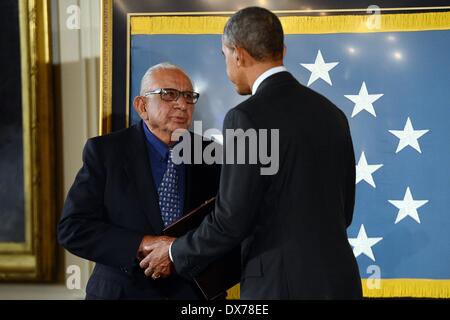 US-Präsident Barack Obama stellt die Medal Of Honor, Alfonzo Lara im Namen seines verstorbenen Bruders Pvt. 1. Klasse Salvador J. Lara, 24 Armee-Veteranen, die Auszeichnung zu erhalten, als Bestandteil der Valor 24-Zeremonie im Weißen Haus 18. März 2014 in Washington D.C. Private First Class Salvador J. Lara sich durch Taten der Tapferkeit und Unerschrockenheit jenseits der Call of Duty in Aprilia ausgezeichnet , Italien am 27. Mai und 28, 1944. Stockfoto