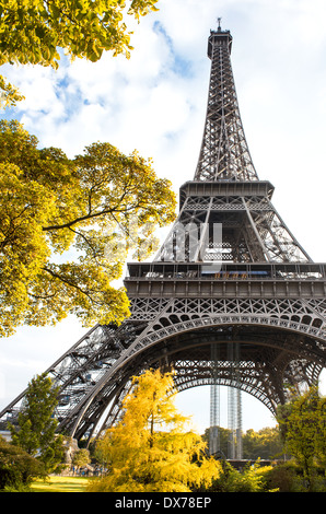 Berühmte Eiffelturm im Herbst. La Tour Eiffel, Paris, Frankreich Stockfoto