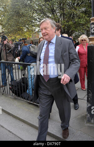 London, UK. 19. März 2014. Kenneth Clarke ex-Kanzler des Finanzministeriums der Presse außerhalb der Houses of Parliament verleiht seinem Gutachten nach den Haushalt von George Osborne London 19.03.2014 Credit: JOHNNY ARMSTEAD/Alamy Live News Stockfoto