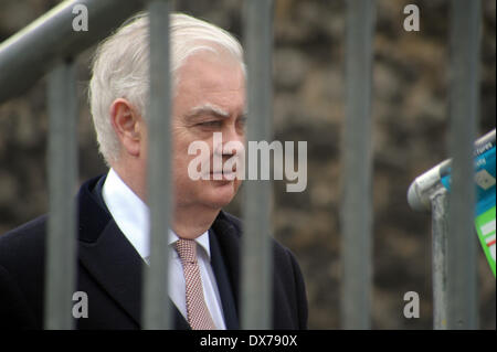 London, UK. 19. März 2014. Norman Lamont ex-Kanzler des Finanzministeriums der Presse außerhalb der Houses of Parliament verleiht seinem Gutachten nach den Haushalt von George Osborne London 19.03.2014 Credit: JOHNNY ARMSTEAD/Alamy Live News Stockfoto