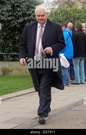 London, UK. 19. März 2014. Norman Lamont ex-Kanzler des Finanzministeriums der Presse außerhalb der Houses of Parliament verleiht seinem Gutachten nach den Haushalt von George Osborne London 19.03.2014 Credit: JOHNNY ARMSTEAD/Alamy Live News Stockfoto