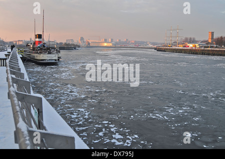 Raddampfer 'Waverley' liegt am Fluss Clyde in Glasgow. Fluss Clyde teilweise gefroren im Jahr 2010 Stockfoto