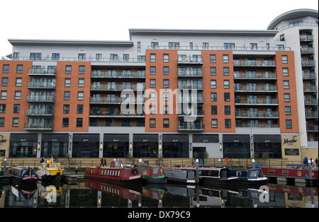 Lastkähne im neuen Dock (ehemals Clarence Dock) ist eine gemischte Entwicklung mit Einzelhandel, Büro und Freizeit Präsenz in Leeds, UK Stockfoto