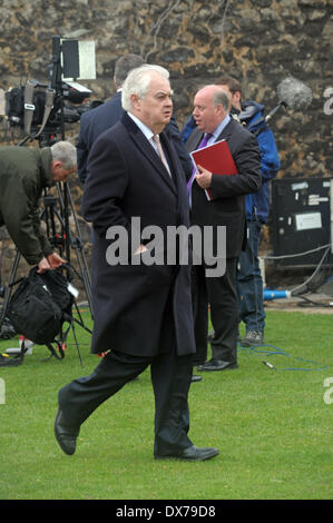 London, UK. 19. März 2014. Norman Lamont ex-Kanzler des Finanzministeriums der Presse außerhalb der Houses of Parliament verleiht seinem Gutachten nach den Haushalt von George Osborne London 19.03.2014 Credit: JOHNNY ARMSTEAD/Alamy Live News Stockfoto